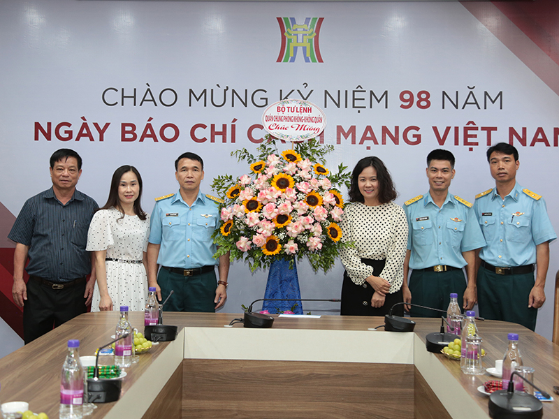Quân chủng Phòng không - Không quân chúc mừng các cơ quan thông tấn, báo chí nhân kỷ niệm 98 năm Ngày Báo chí Cách mạng Việt Nam 21-6