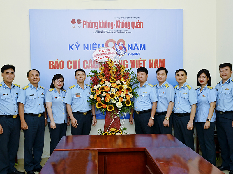 Thiếu tưởng Hoàng Văn Lâu - Chủ nhiệm Chính trị Quân chủng chúc mừng Báo Phòng không - Không quân nhân Ngày Báo chí cách mạng Việt Nam