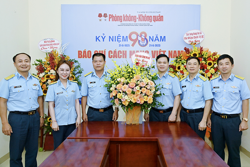 Thiếu tưởng Hoàng Văn Lâu - Chủ nhiệm Chính trị Quân chủng chúc mừng Báo Phòng không - Không quân nhân Ngày Báo chí cách mạng Việt Nam