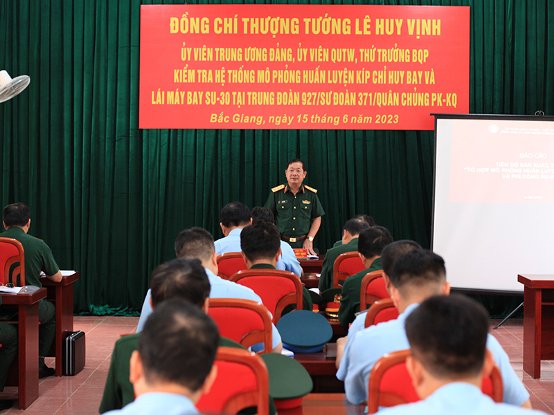 Thượng tướng Lê Huy Vịnh - Thứ trưởng Bộ Quốc Phòng kiểm tra Trung đoàn 927