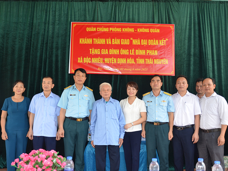 Quân chủng Phòng không - Không quân bàn giao “Nhà đại đoàn kết” tặng gia đình ông Lê Đình Phan