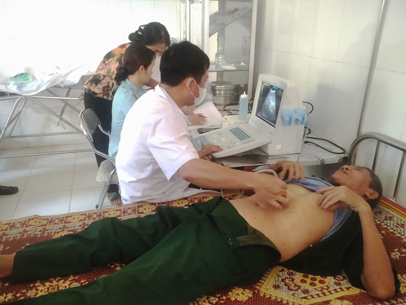 Tiểu đoàn Căn cứ Sân bay Vinh khám bệnh, tư vấn sức khỏe cho đối tượng chính sách trên địa bàn tỉnh Nghệ An