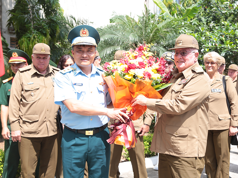 Bộ trưởng Bộ các Lực lượng Vũ trang Cách mạng Cuba thăm và làm việc tại Viện Kỹ thuật Phòng không - Không quân