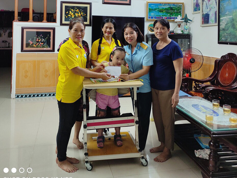Hội Phụ nữ Sư đoàn 372 trao quà tặng các hộ gia đình có hoàn cảnh đặc biệt khó khăn trên địa bàn TP Đà Nẵng