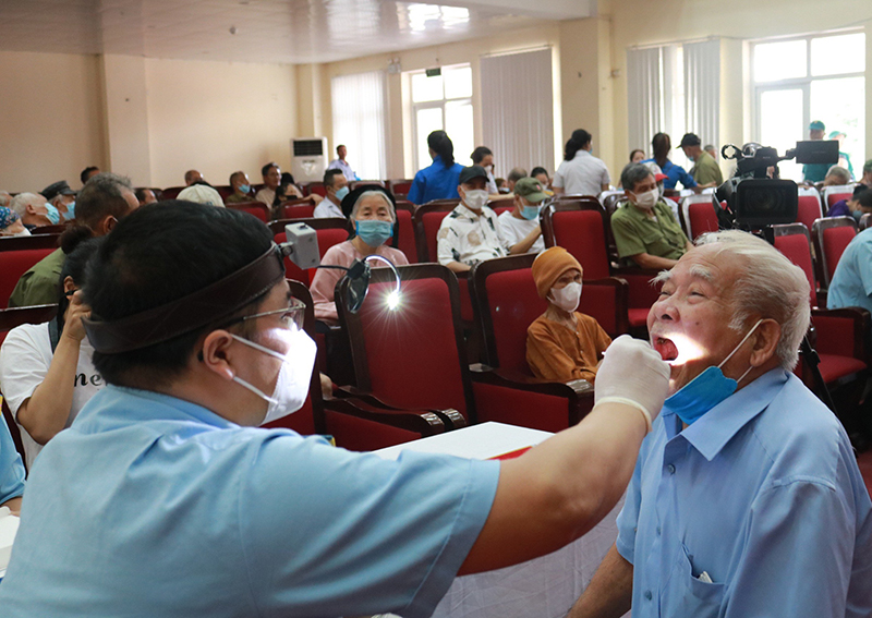 Viện Y học PK-KQ khám bệnh, cấp thuốc miễn phí và tặng quà đối tượng chính sách trên địa bàn xã Lam Điền
