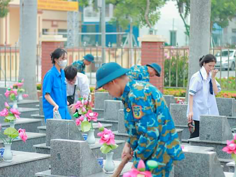 Cán bộ, chiến sĩ Trung đoàn 295 tham gia vệ sinh Nghĩa trang liệt sỹ phường Nam Sơn, quận Kiến An, TP Hải Phòng
