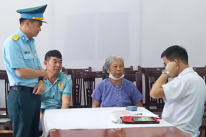 Trung đoàn 64 tổ chức khám bệnh, phát thuốc miễn phí cho nhân dân xã Đông Sơn, huyện Chương Mỹ, Thành phố Hà Nội