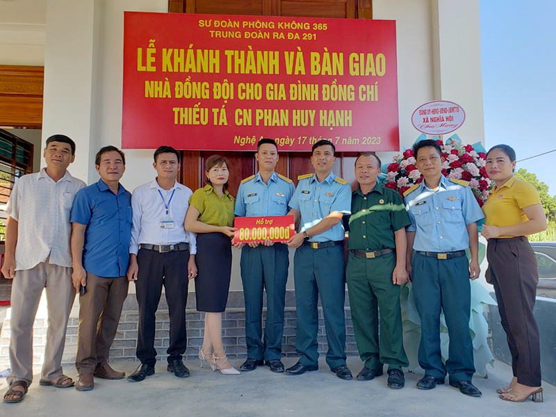 Trung đoàn 291 bàn giao “Nhà đồng đội” tặng gia đình Thiếu tá QNCN Phan Huy Hạnh