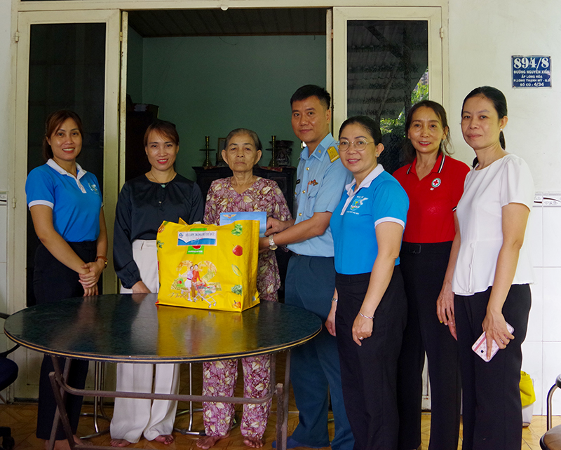 Trung đoàn 263 khám bệnh, tặng quà cho các gia đình chính sách tại phường Long Thạnh Mỹ và Tân Phú, thành phố Thủ Đức