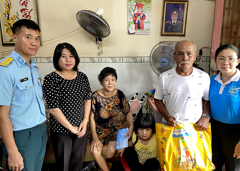 Trung đoàn 263 khám bệnh, tặng quà cho các gia đình chính sách tại phường Long Thạnh Mỹ và Tân Phú, thành phố Thủ Đức