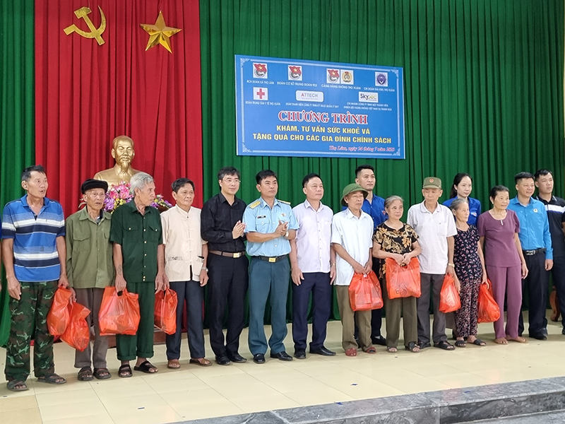 Đoàn cơ sở Trung đoàn 923 làm công tác dân vận trên địa bàn huyện Thọ Xuân, tỉnh Thanh Hóa