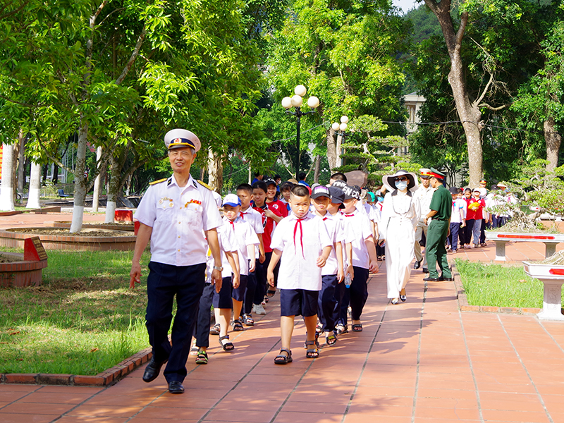 Học sinh Trường Tiểu học Nam Hà, phường Nam Sơn, quận Kiến An, TP Hải Phòng tham quan, học tập truyền thống tại Sư đoàn 363