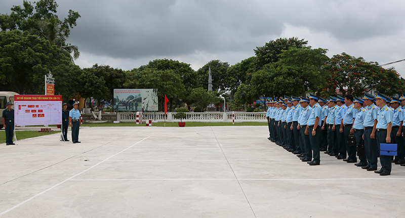 Quân chủng Phòng không - Không quân tổ chức tham quan đơn vị xây dựng điểm về huấn luyện điều lệnh, XDCQ, QLKL tại Sư đoàn 363