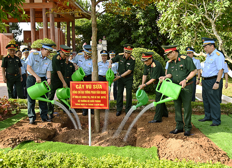 Đại tướng Phan Văn Giang - Bộ trưởng Bộ Quốc phòng thăm và làm việc tại Sư đoàn 371, Sư đoàn 365