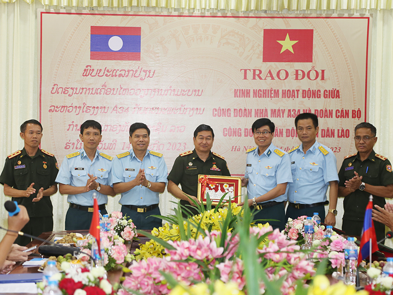 Đoàn cán bộ Công đoàn Quân đội nhân dân Lào thăm và trao đổi kinh nghiệm hoạt động công đoàn tại Nhà máy A34