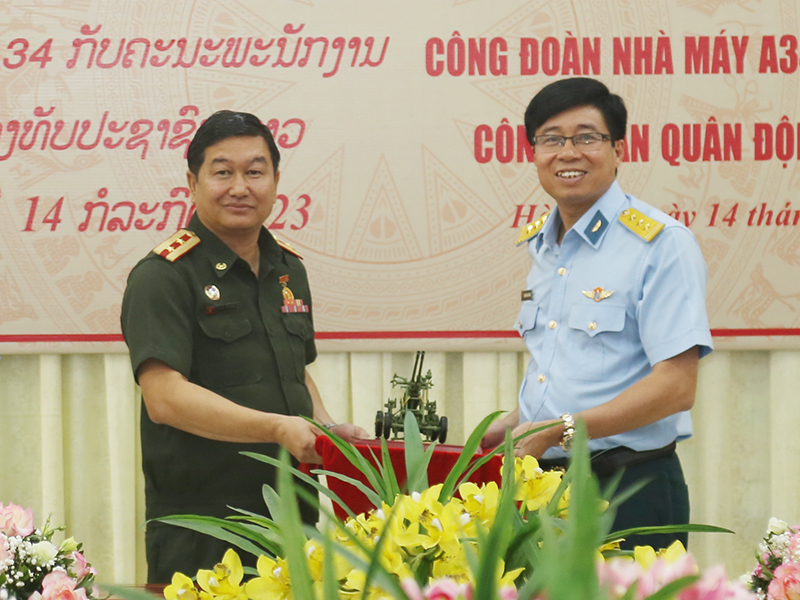 Đoàn cán bộ Công đoàn Quân đội nhân dân Lào thăm và trao đổi kinh nghiệm tại Nhà máy A34