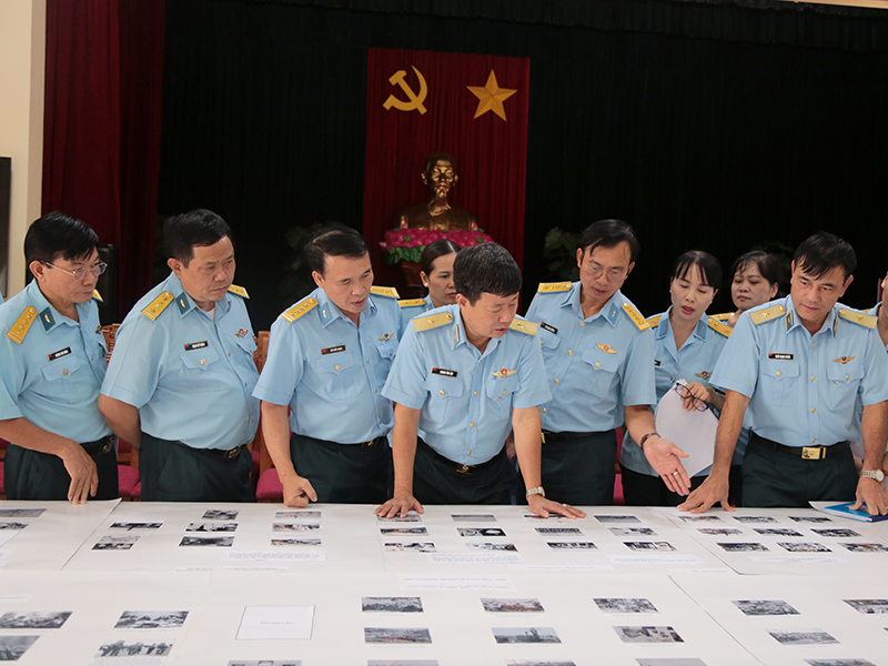 Cục Chính trị thẩm định nội dung triển lãm kỷ niệm 60 năm Ngày truyền thống Quân chủng PK-KQ