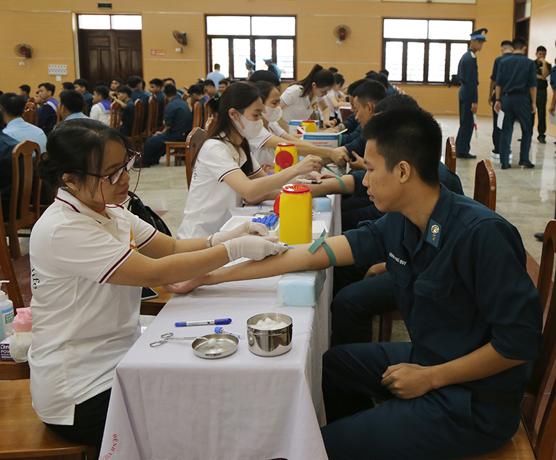 Cán bộ, đoàn viên Trường Cao đẳng Kỹ thuật PK-KQ tham gia hiến máu tình nguyện