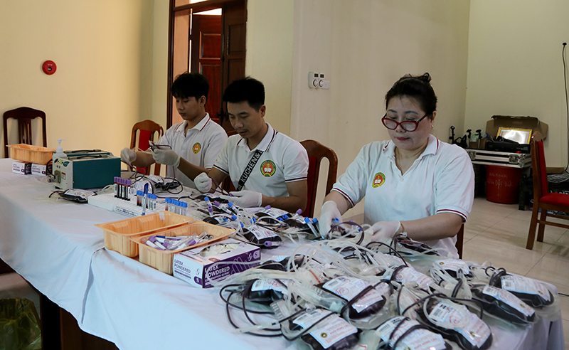 Cán bộ, đoàn viên Trường Cao đẳng Kỹ thuật PK-KQ tham gia hiến máu tình nguyện
