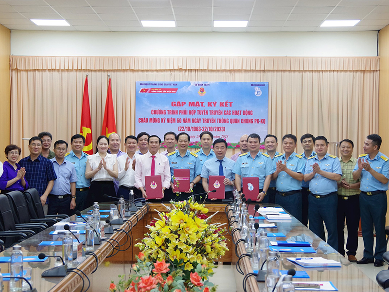 Sư đoàn 371 tổ chức gặp mặt, ký kết chương trình phối hợp tuyên truyền các hoạt động chào mừng kỷ niệm 60 năm Ngày truyền thống Quân chủng Phòng không - Không quân
