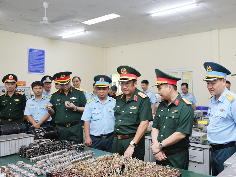 Bộ Quốc phòng kiểm tra các nhà máy thuộc Quân chủng Phòng không - Không quân khu vực phía Nam