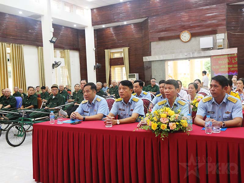 Quân chủng Phòng không - Không quân tổ chức thăm, tặng quà các Trung tâm điều dưỡng thương binh
