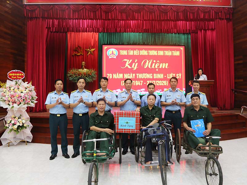 Quân chủng Phòng không - Không quân tổ chức thăm, tặng quà các Trung tâm điều dưỡng thương binh