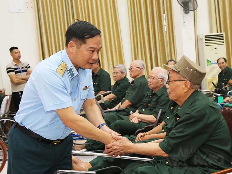 Quân chủng Phòng không - Không quân tổ chức thăm, tặng quà các Trung tâm điều dưỡng thương binh