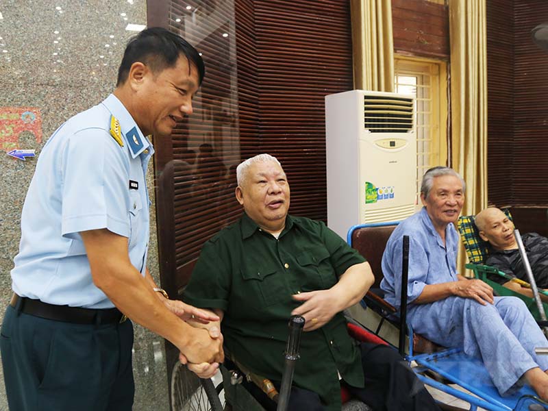 Quân chủng Phòng không - Không quân tổ chức thăm, tặng quà các Trung tâm điều dưỡng thương binh