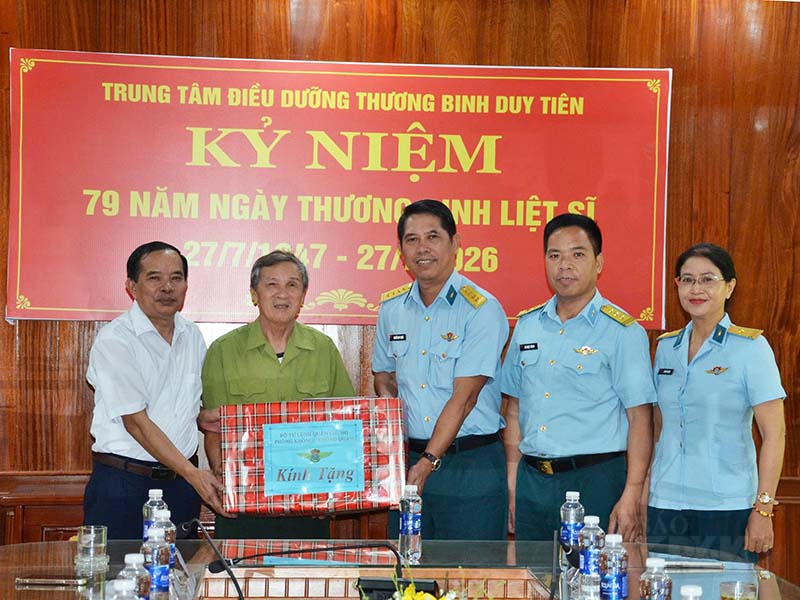 Quân chủng Phòng không - Không quân tổ chức thăm, tặng quà các Trung tâm điều dưỡng thương binh