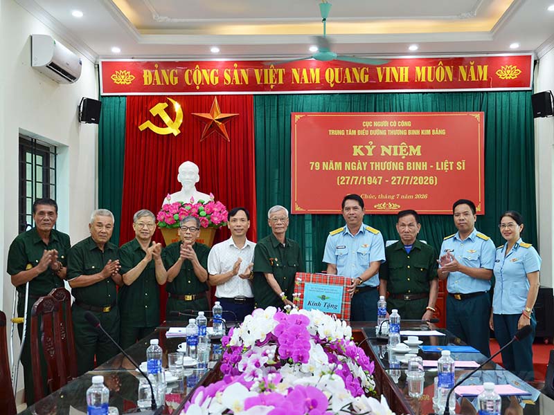 Quân chủng Phòng không - Không quân tổ chức thăm, tặng quà các Trung tâm điều dưỡng thương binh