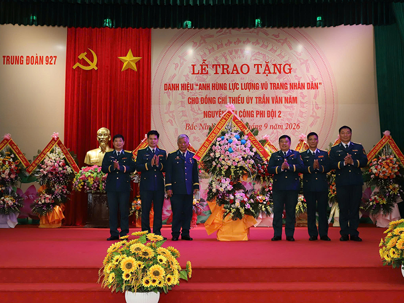 Trung đo&agrave;n 927 tổ chức Lễ trao tặng danh hiệu Anh h&ugrave;ng Lực lượng vũ trang nh&acirc;n d&acirc;n