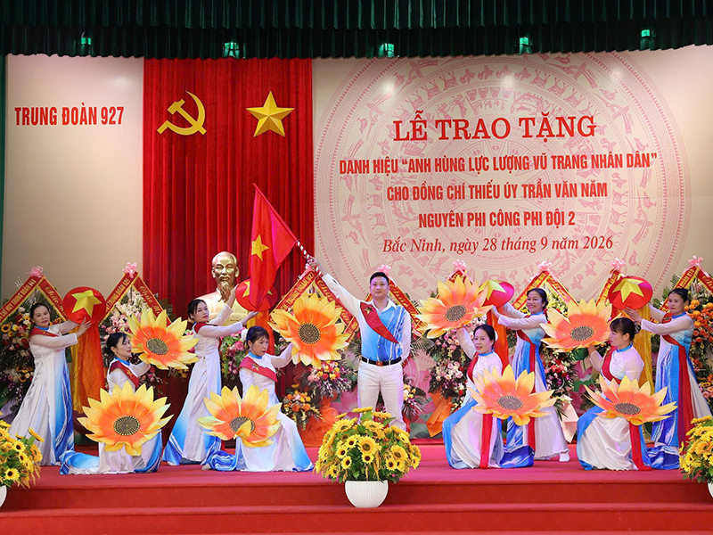 Trung đo&agrave;n 927 tổ chức Lễ trao tặng danh hiệu Anh h&ugrave;ng Lực lượng vũ trang nh&acirc;n d&acirc;n