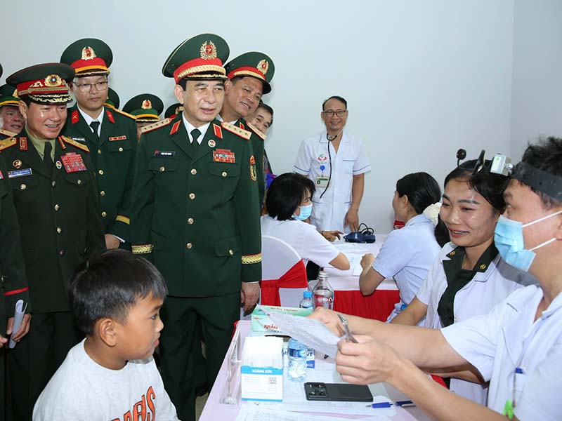 Kh&aacute;m bệnh, cấp thuốc miễn ph&iacute; cho nh&acirc;n d&acirc;n khu vực bi&ecirc;n giới Việt Nam - L&agrave;o