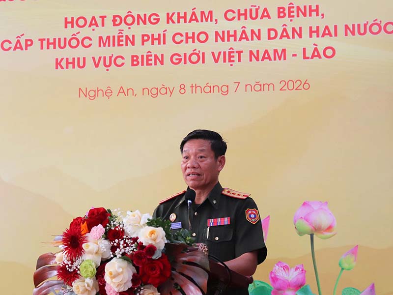 Kh&aacute;m bệnh, cấp thuốc miễn ph&iacute; cho nh&acirc;n d&acirc;n khu vực bi&ecirc;n giới Việt Nam - L&agrave;o