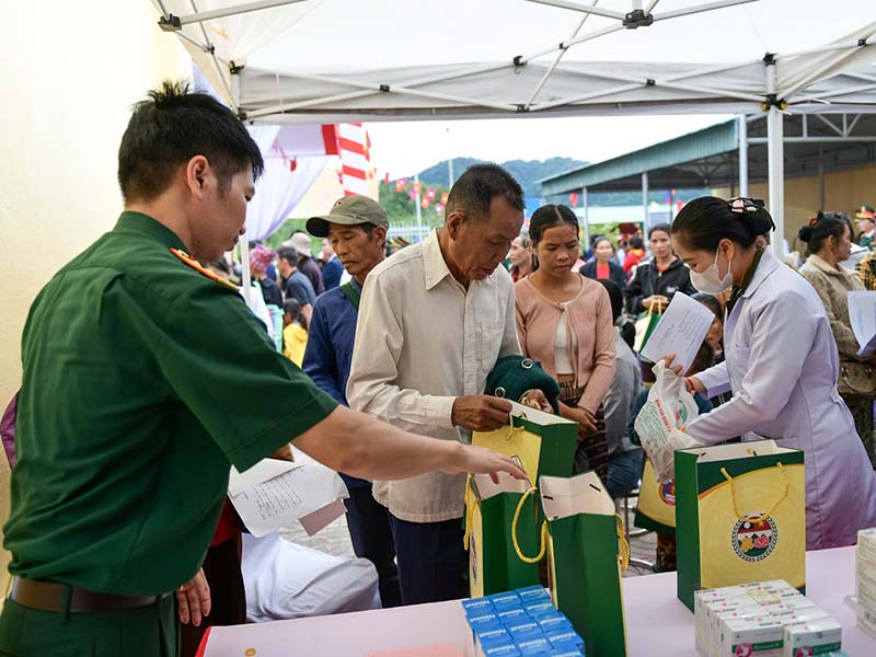 Kh&aacute;m bệnh, cấp thuốc miễn ph&iacute; cho nh&acirc;n d&acirc;n khu vực bi&ecirc;n giới Việt Nam - L&agrave;o