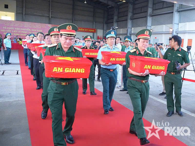Qu&acirc;n chủng PK-KQ phối hợp với Qu&acirc;n khu 9 tổ chức vận chuyển, b&agrave;n giao th&agrave;nh c&ocirc;ng 15.072 mẫu sinh phẩm h&agrave;i cốt liệt sĩ chưa r&otilde; danh t&iacute;nh
