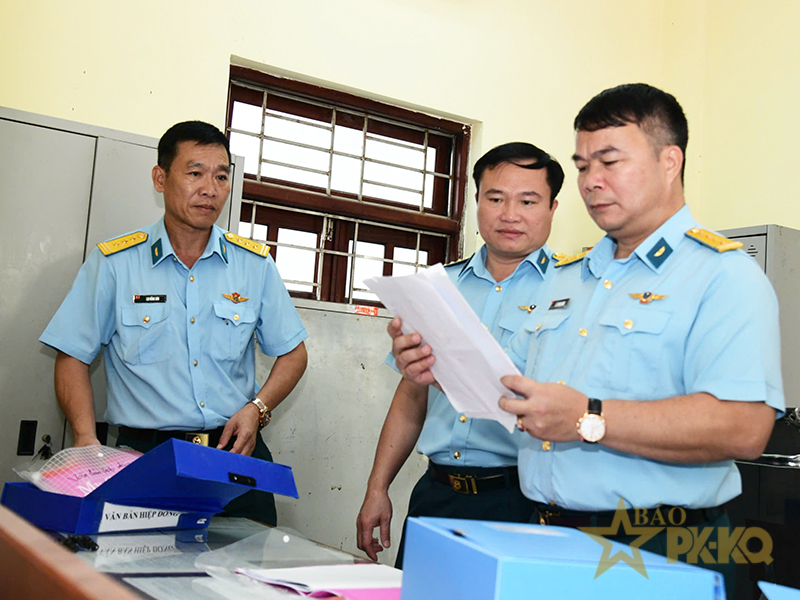 Qu&acirc;n chủng Ph&ograve;ng kh&ocirc;ng-Kh&ocirc;ng qu&acirc;n kiểm tra kết quả x&acirc;y dựng đơn vị vững mạnh to&agrave;n diện &ldquo;mẫu mực, ti&ecirc;u biểu&rdquo; năm 2026 tại Trường Sĩ quan Kh&ocirc;ng qu&acirc;n