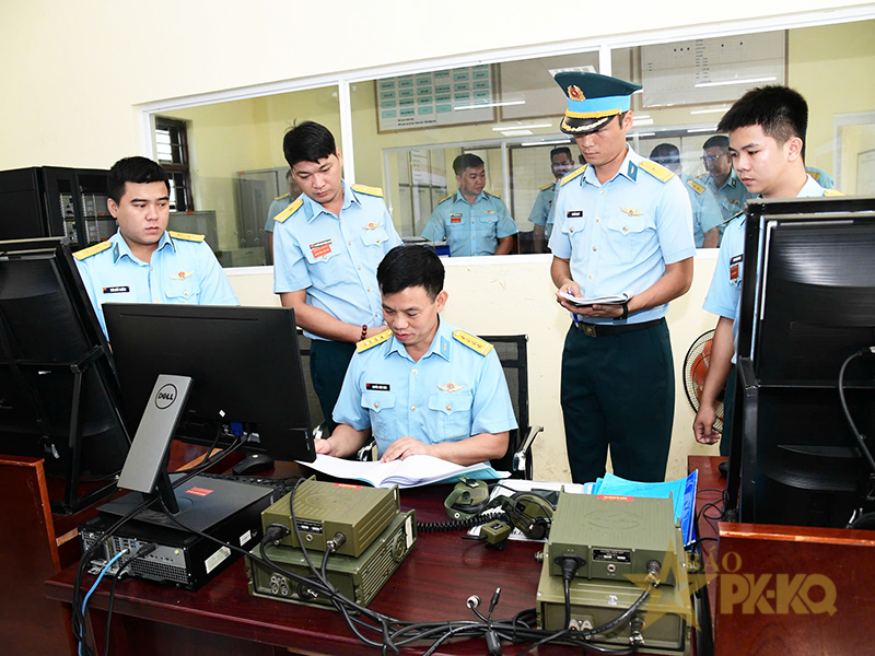 Qu&acirc;n chủng Ph&ograve;ng kh&ocirc;ng-Kh&ocirc;ng qu&acirc;n kiểm tra kết quả x&acirc;y dựng đơn vị vững mạnh to&agrave;n diện &ldquo;mẫu mực, ti&ecirc;u biểu&rdquo; năm 2026 tại Trường Sĩ quan Kh&ocirc;ng qu&acirc;n