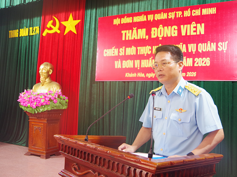 Đo&agrave;n c&ocirc;ng t&aacute;c Hội đồng nghĩa vụ qu&acirc;n sự th&agrave;nh phố Hồ Ch&iacute; Minh thăm, động vi&ecirc;n chiến sĩ mới tại Trung đo&agrave;n 274
