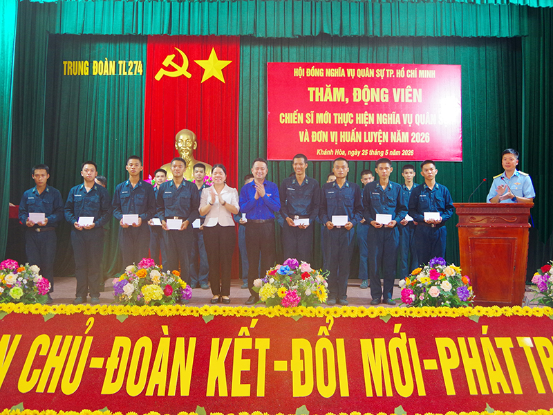 Đo&agrave;n c&ocirc;ng t&aacute;c Hội đồng nghĩa vụ qu&acirc;n sự th&agrave;nh phố Hồ Ch&iacute; Minh thăm, động vi&ecirc;n chiến sĩ mới tại Trung đo&agrave;n 274