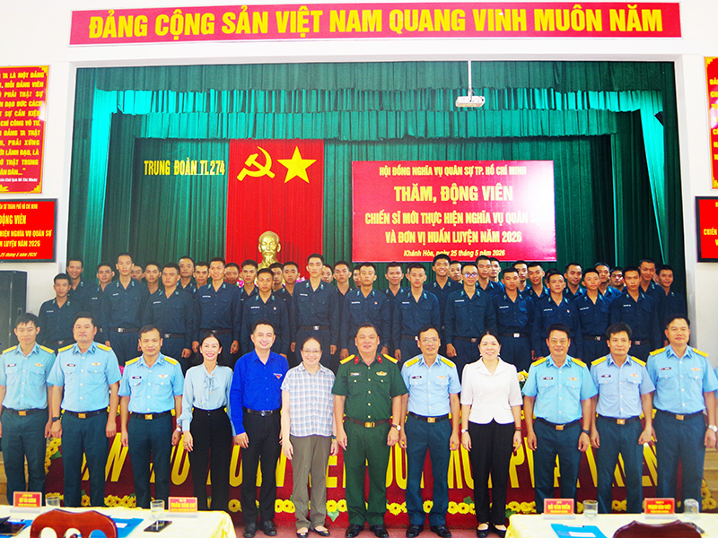 Đo&agrave;n c&ocirc;ng t&aacute;c Hội đồng nghĩa vụ qu&acirc;n sự th&agrave;nh phố Hồ Ch&iacute; Minh thăm, động vi&ecirc;n chiến sĩ mới tại Trung đo&agrave;n 274