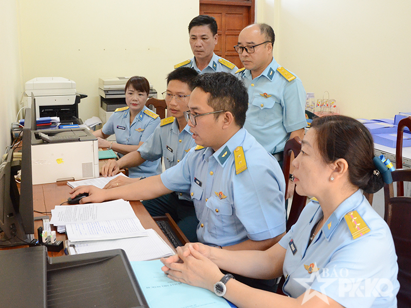 Qu&acirc;n chủng Ph&ograve;ng kh&ocirc;ng-Kh&ocirc;ng qu&acirc;n kiểm tra kết quả x&acirc;y dựng đơn vị vững mạnh to&agrave;n diện &ldquo;mẫu mực, ti&ecirc;u biểu&rdquo; tại Sư đo&agrave;n 375