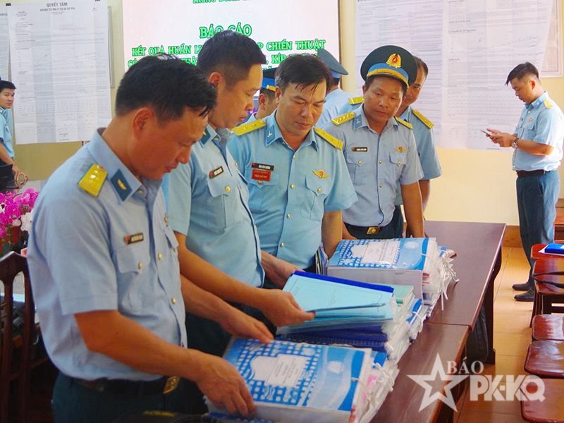 Qu&acirc;n chủng Ph&ograve;ng kh&ocirc;ng-Kh&ocirc;ng qu&acirc;n kiểm tra kết quả x&acirc;y dựng đơn vị vững mạnh to&agrave;n diện &ldquo;mẫu mực, ti&ecirc;u biểu&rdquo; tại Sư đo&agrave;n 375