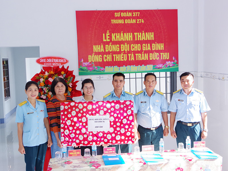 Trung đo&agrave;n 274 b&agrave;n giao &ldquo;Nh&agrave; đồng đội&rdquo; tặng Thiếu t&aacute; Trần Đức Thu