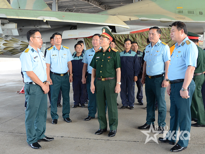 Thượng tướng Phạm Trường Sơn kiểm tra Qu&acirc;n chủng Ph&ograve;ng kh&ocirc;ng - Kh&ocirc;ng qu&acirc;n c&ocirc;ng t&aacute;c chuẩn bị diễn tập bắn, n&eacute;m bom, đạn thật năm 2026