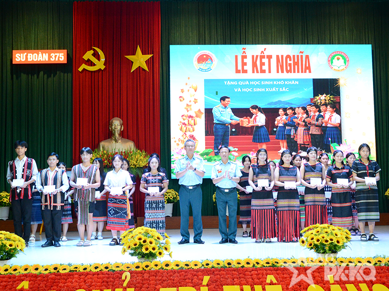 Sư đo&agrave;n 375 v&agrave; Trường Phổ th&ocirc;ng D&acirc;n tộc nội tr&uacute; Trung học phổ th&ocirc;ng Quảng Nam tổ chức Lễ kết nghĩa