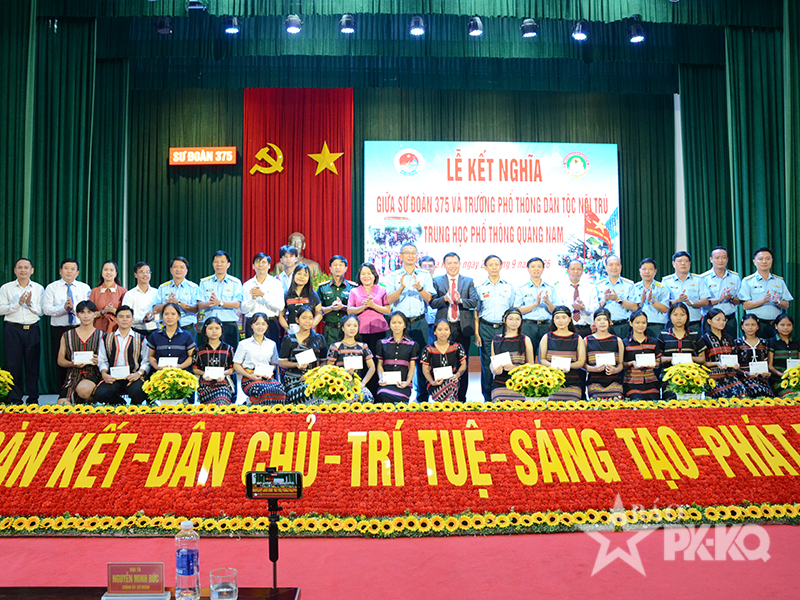 Sư đo&agrave;n 375 v&agrave; Trường Phổ th&ocirc;ng D&acirc;n tộc nội tr&uacute; Trung học phổ th&ocirc;ng Quảng Nam tổ chức Lễ kết nghĩa