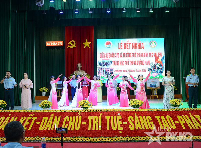 Sư đo&agrave;n 375 v&agrave; Trường Phổ th&ocirc;ng D&acirc;n tộc nội tr&uacute; Trung học phổ th&ocirc;ng Quảng Nam tổ chức Lễ kết nghĩa