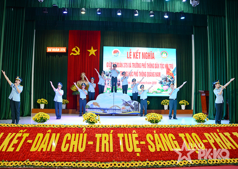 Sư đo&agrave;n 375 v&agrave; Trường Phổ th&ocirc;ng D&acirc;n tộc nội tr&uacute; Trung học phổ th&ocirc;ng Quảng Nam tổ chức Lễ kết nghĩa